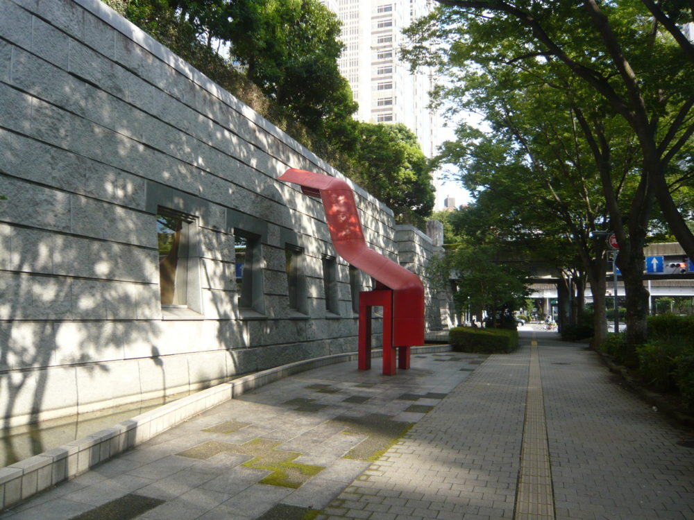 透けたシャツの中に