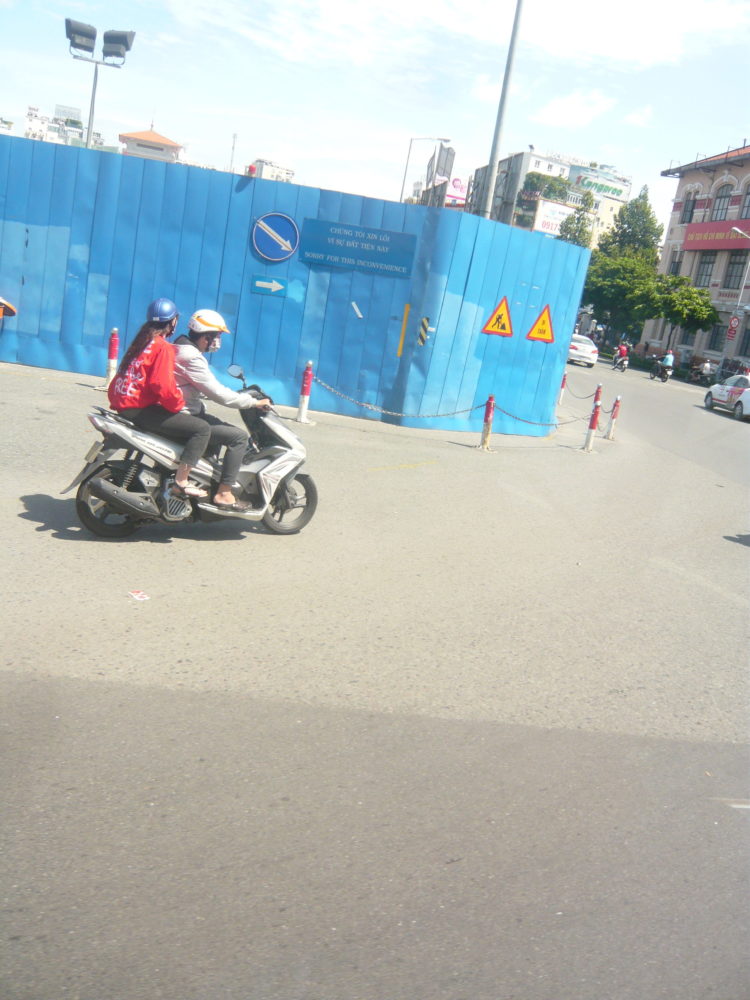 バイクタクシーから見た通り
