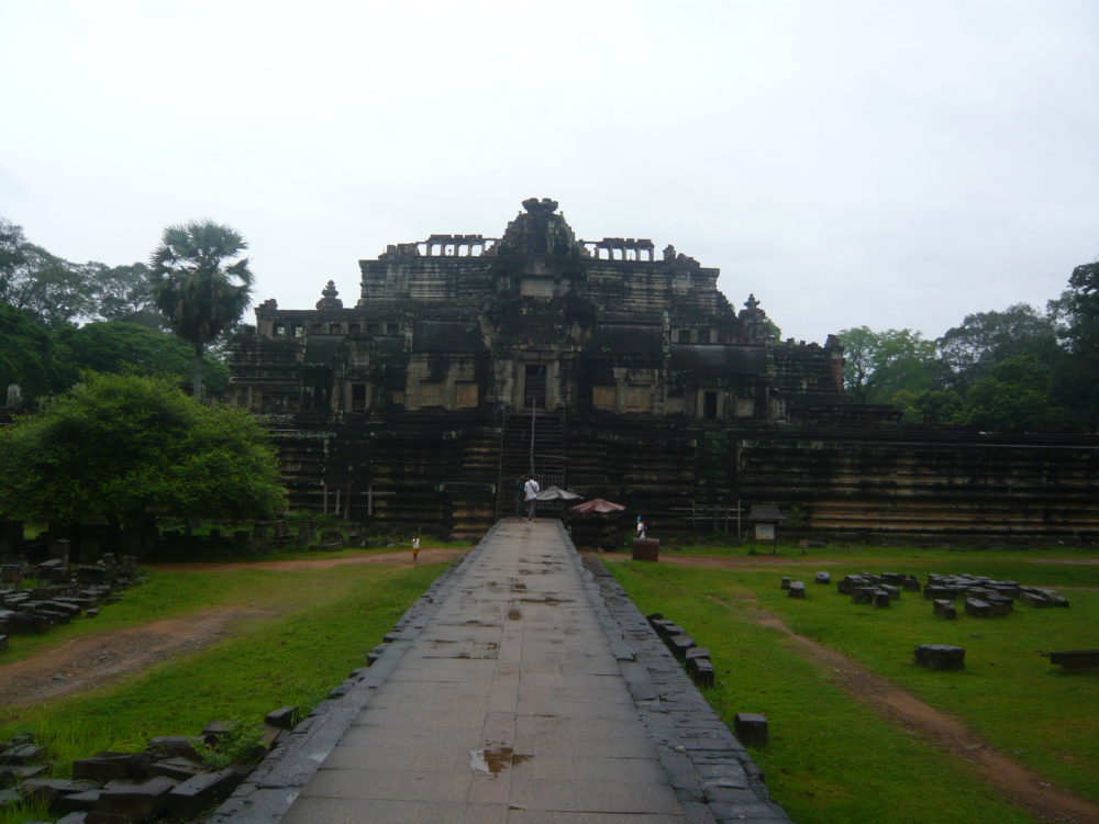 カンボジアの遺跡の暗い闇