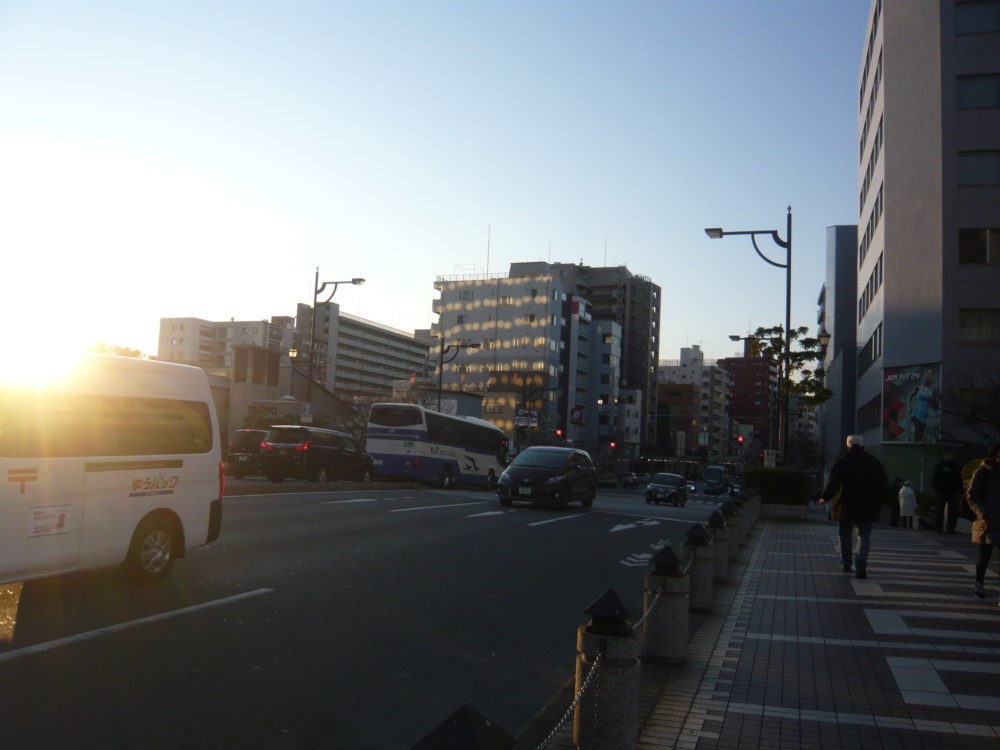 夜、iPhoneケースを磨きながら