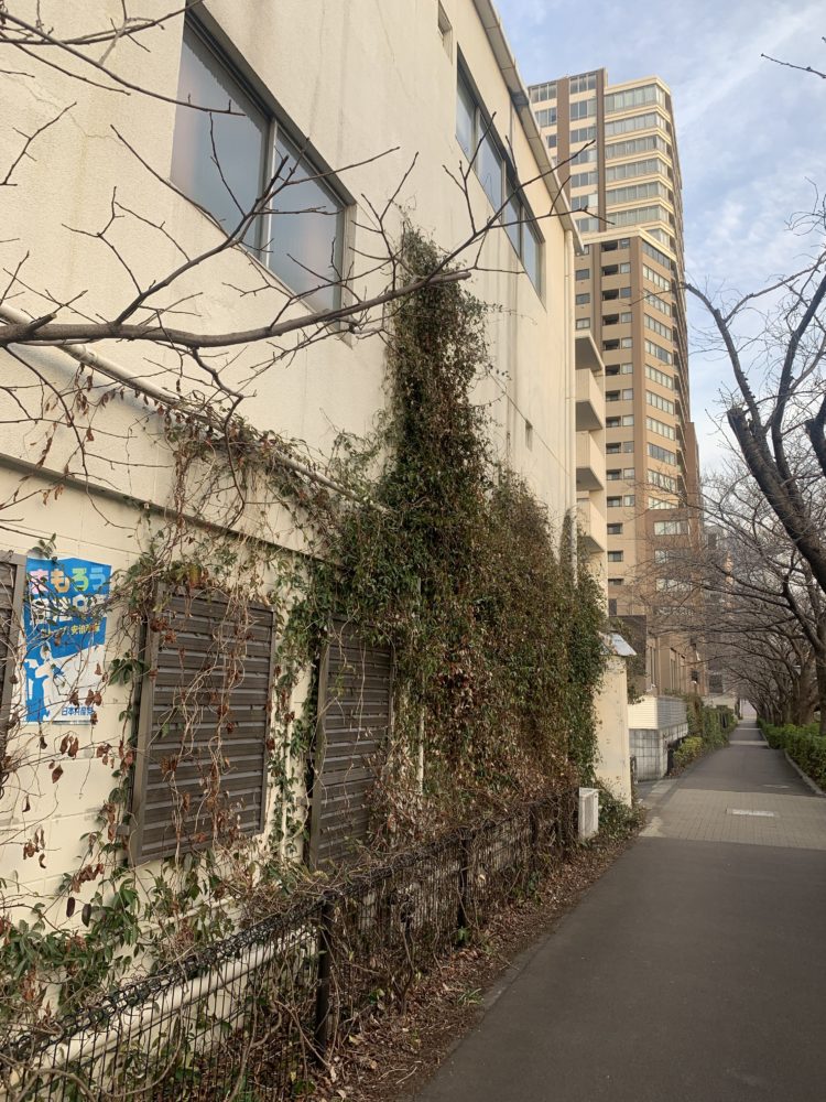 撮影現場の苦いコーヒー